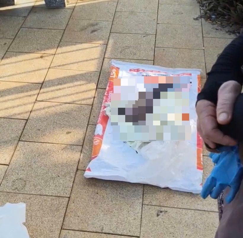 Người dân phát hiện thi thể cháu bé. (Ảnh: VietnamNet)