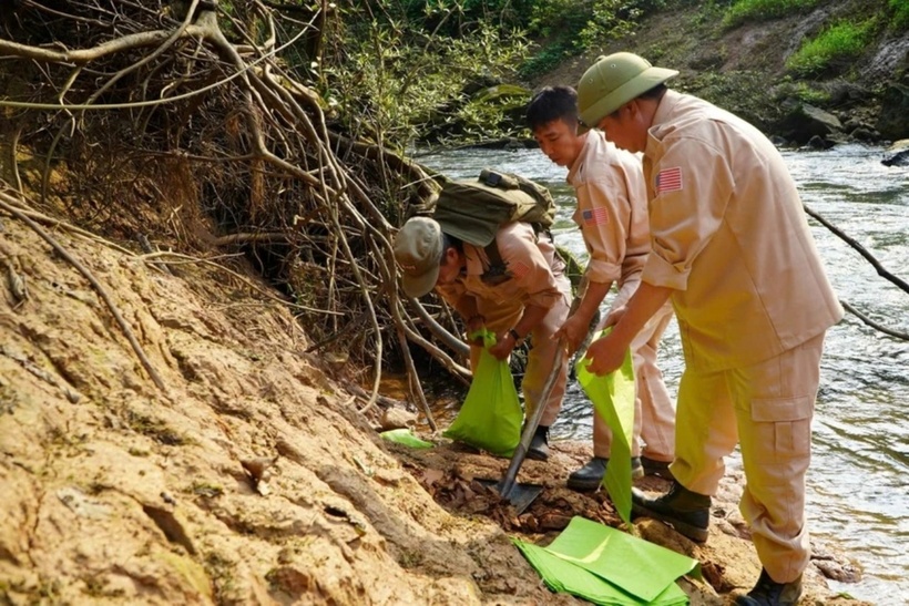 Lực lượng chức năng tiến hành kiểm tra quả bom bi để huỷ nổ. (Ảnh: MAG)