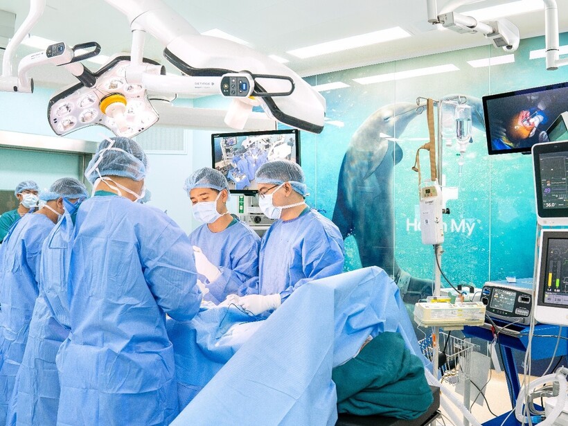 Phòng mổ được thiết kế theo các tiêu chuẩn quốc tế nghiêm ngặt với trọng tâm là kiểm soát nhiễm khuẩn và bảo đảm an toàn người bệnh. Ảnh: HM