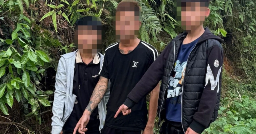 Các đối tượng chỉ nơi đánh rơi hung khí vụ việc. (Ảnh: Công an Phú Thọ)