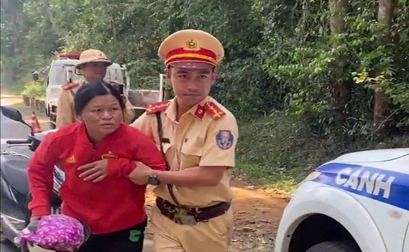 Cảnh sát giao thông Lâm Đồng hỗ trợ người phụ nữ có biểu hiện đột quỵ. (Ảnh: Công an)