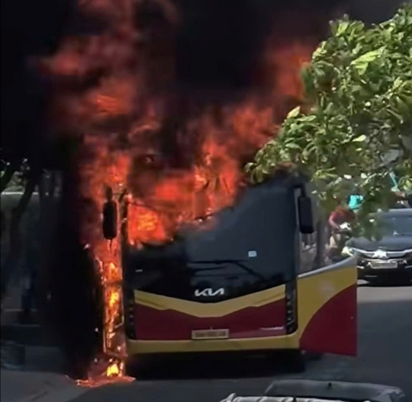 Khói lửa bao trùm ô tô khách. (Ảnh: VietnamNet)