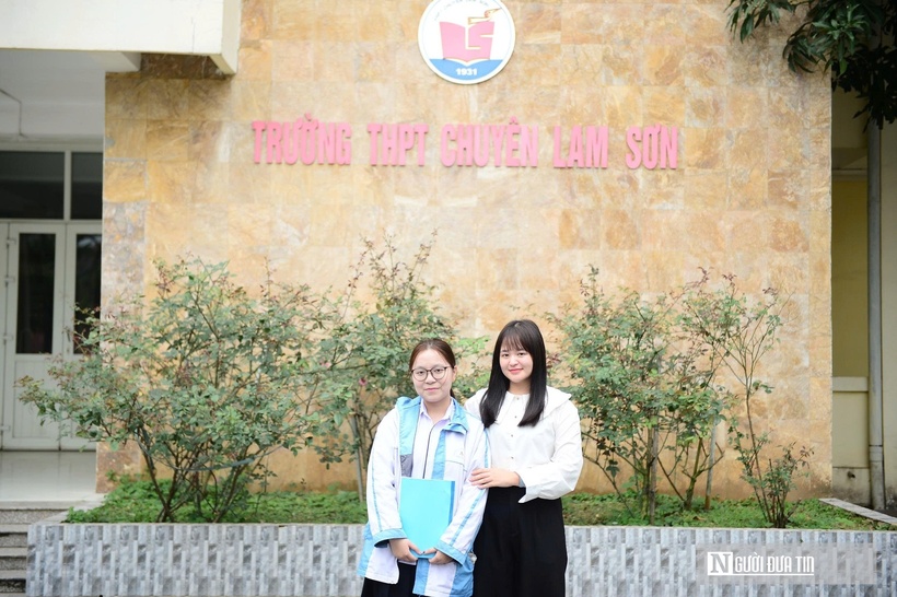 Nữ sinh Thu Hà và cô giáo chủ nhiệm.