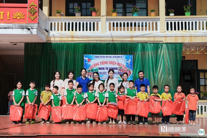 Nữ sinh tham gia thiện nguyện để giúp đỡ những em nhỏ kém may mắn.