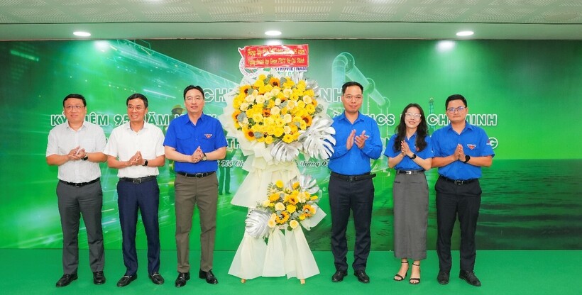 Lãnh đạo Tổng công ty chúc mừng Đoàn thanh niên PV GAS nhân dịp kỷ niệm 95 năm ngày thành lập Đoàn TNCS Hồ Chí Minh