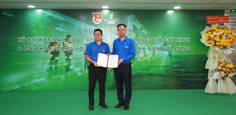 Bí thư Đoàn thanh niên PV GAS Lê Hoài bắc trao Quyết định thành lập Đoàn cơ sở Chi nhánh Logistics