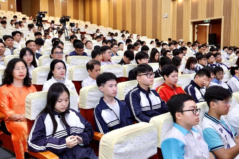 Học sinh tham dự Lễ khai mạc kỳ thi chọn học sinh dự thi Olympic hôm 23/3. Ảnh: Moet