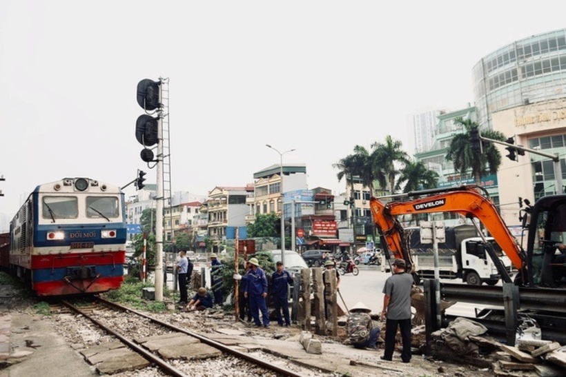 Việc tự mở lối đi qua đường sắt còn có thể bị phạt tối đa 40 triệu đồng theo Nghị định 81/2026/NĐ-CP. (Ảnh: Sức khỏe & Đời sống)