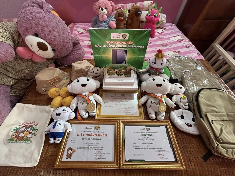 Học sinh thích thú “khoe quà” nhận được từ sân chơi Mùa hè kỳ thú