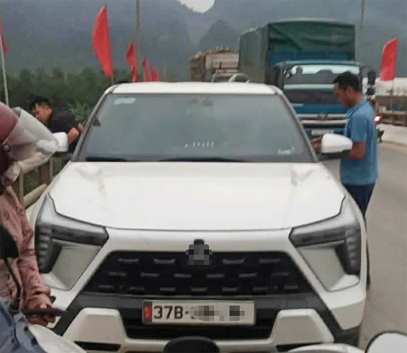 Lực lượng chức năng tổ chức tìm kiếm cô gái nghi để lại ô tô trên cầu Rỏi rồi mất tích. (Ảnh: VietnamNet)