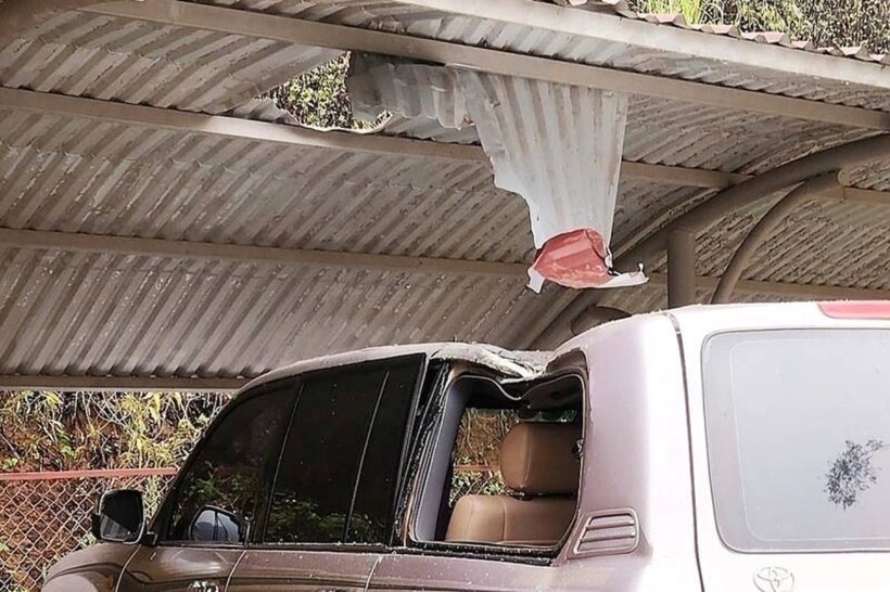 Tảng đá lớn lăn xuống trụ sở xã Co Mạ làm hư hỏng xe công vụ. (Ảnh: UBND xã Co Mạ)