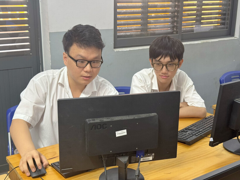 Phùng Quang Thắng (bên trái) cùng bạn thực hiện dự án nghiên cứu khoa học. Ảnh: VietNamNet