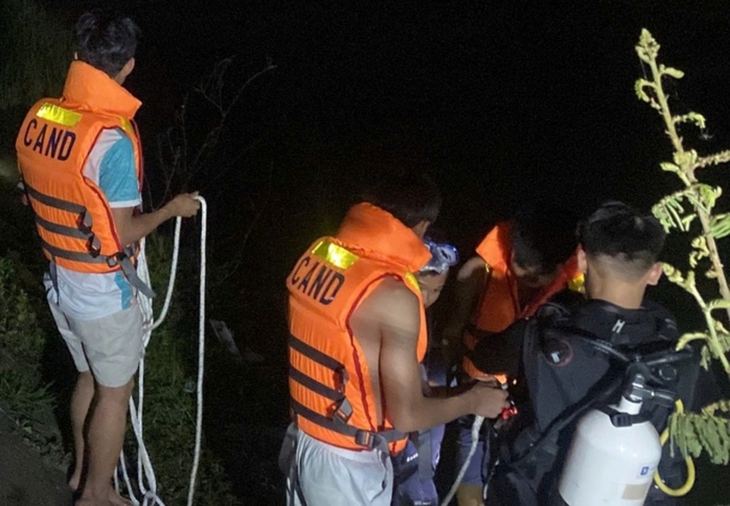 Lực lượng công an triển khai tìm kiếm nạn nhân. (Ảnh: Người lao động)