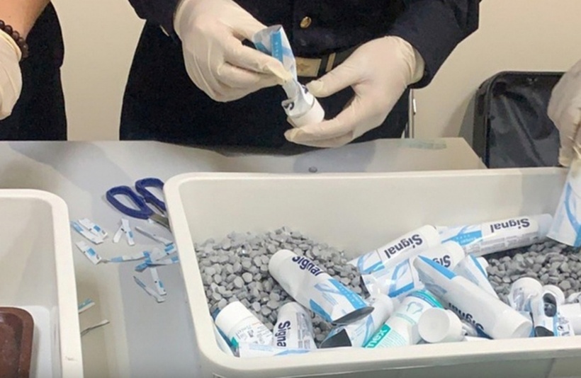 Ma túy ngụy trang trong các tuýp kem đánh răng được vận chuyển từ Pháp về Việt Nam. (Ảnh: Hải quan TP.HCM)
