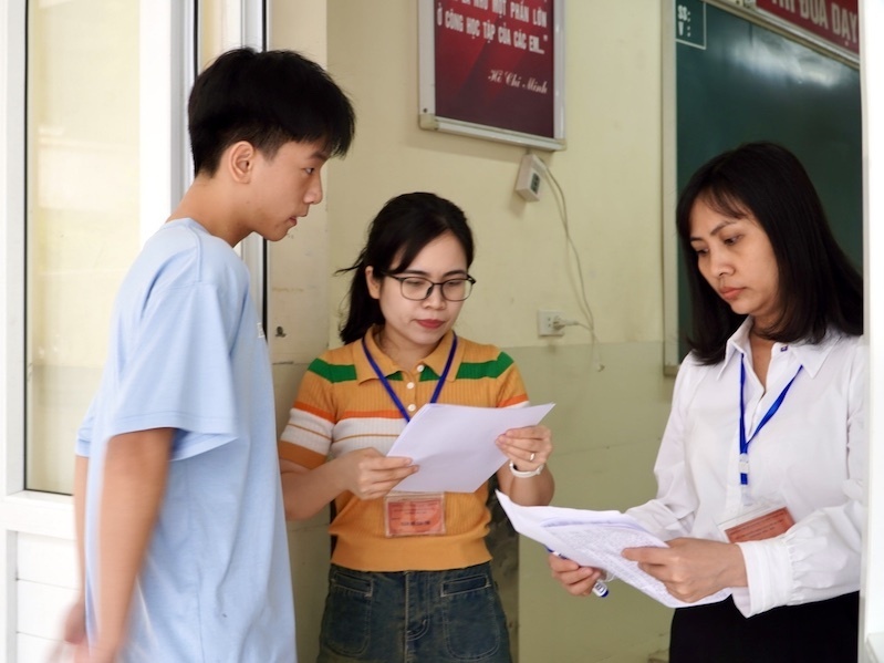 Thầy cô tư vấn cho học sinh chọn trường phù hợp năng lực học tập, ưu tiên trường gần nhà. Ảnh minh họa: Lao Động