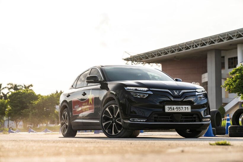 Khách hàng chốt đơn VinFast VF 8 trong “một nốt nhạc” để tận dụng ưu đãi mua xe 0 đồng, sạc pin 0 đồng - 1