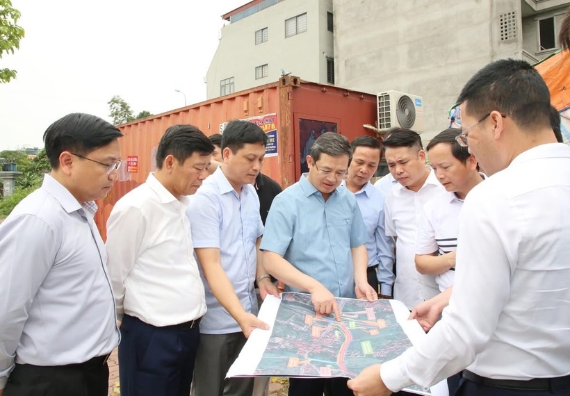 Chủ tịch UBND tỉnh Bắc Ninh Phạm Hoàng Sơn khảo sát thực địa để xem xét đầu tư một số dự án giao thông trên địa bàn tỉnh