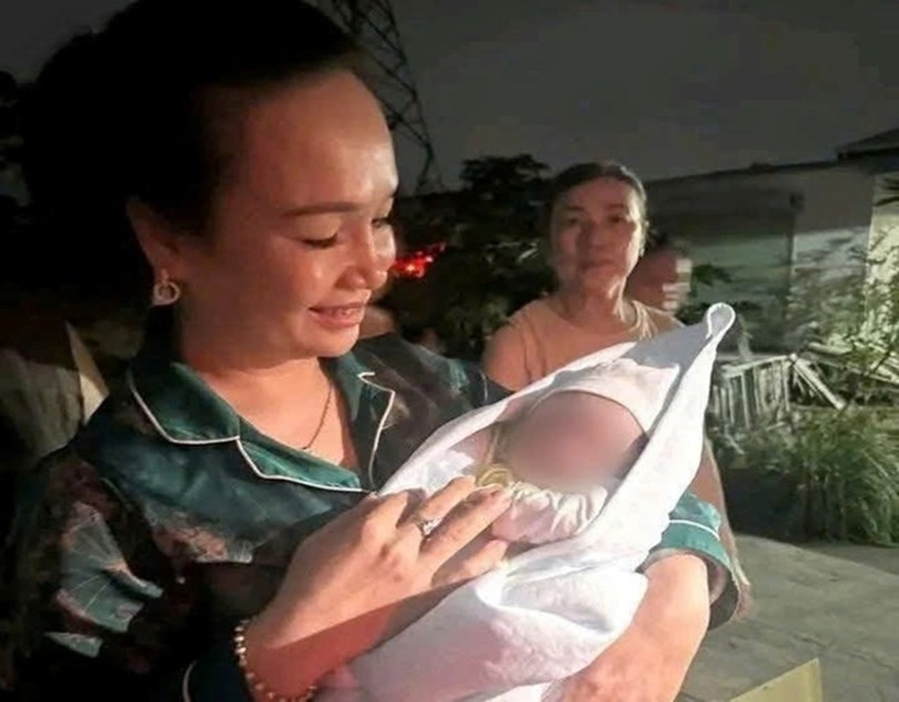 Bé trai được người dân phát hiện trước cổng nhà lúc rạng sáng. (Ảnh: Phường Thiên Hương)