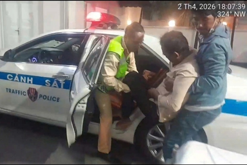 CSGT hỗ trợ ông Ba đi cấp cứu. (Ảnh: Dân trí)