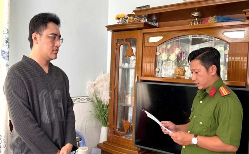 Cơ quan Cảnh sát điều tra Công an TP.Cần Thơ đọc lệnh khám xét nhà đối tượng Diệp Văn Vĩnh. (Ảnh: Công an TP.Cần Thơ)