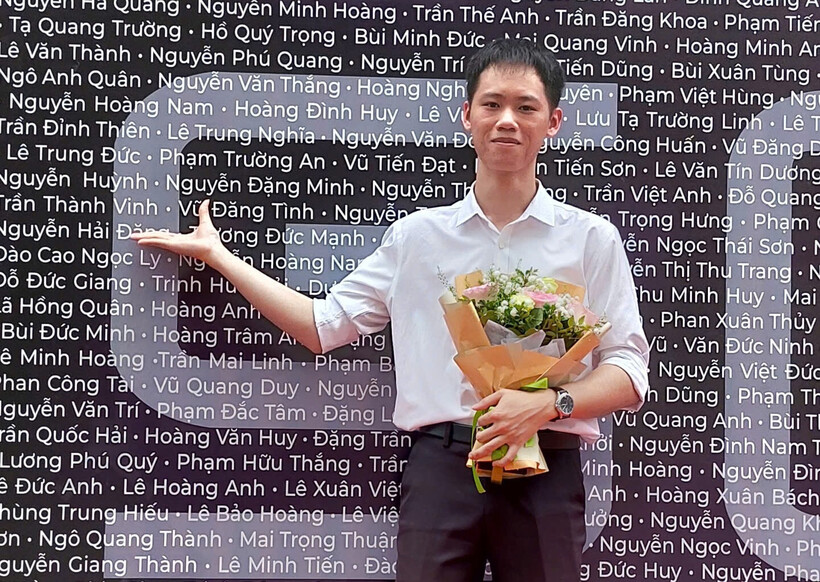 Trần Thành Vinh tốt nghiệp sớm một kỳ với điểm tổng kết đạt 3,98/4,0. Ảnh: VietNamNet