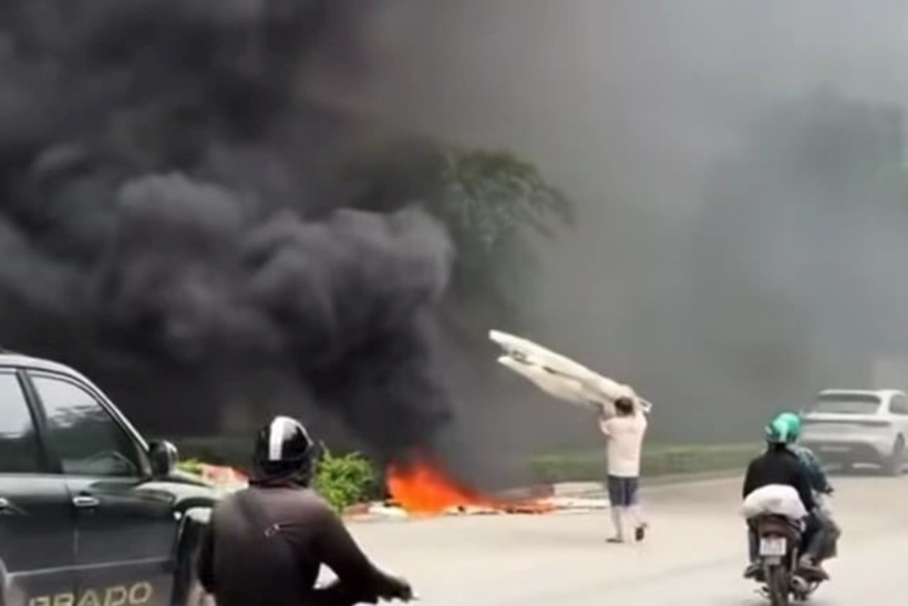 Người đàn ông ở Hà Nội đốt rác dưới chân cầu Thăng Long gây khói đen mù mịt bị xử phạt 3 triệu đồng, buộc khắc phục hiện trường theo quy định môi trường. (Ảnh: Dân Việt)