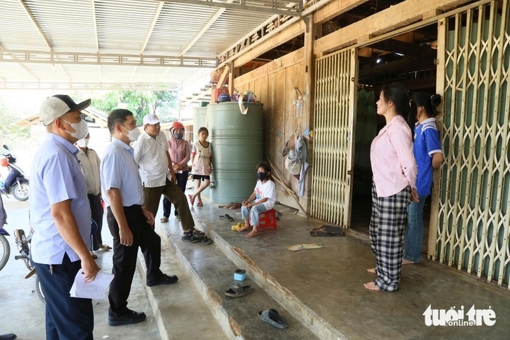 Ngành chức năng rà soát, khử khuẩn phòng bệnh tại khu vực phát hiện ổ dịch thủy đậu. Ảnh: Tuổi trẻ Online