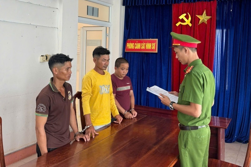 Công an khởi tố ba người. Ảnh: Lao động