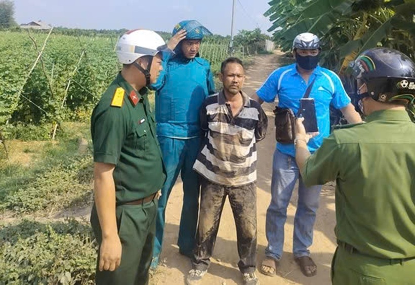 Lực lượng chức năng bắt giữ đối tượng Thái Văn Bình. Ảnh: Công an Đồng Tháp