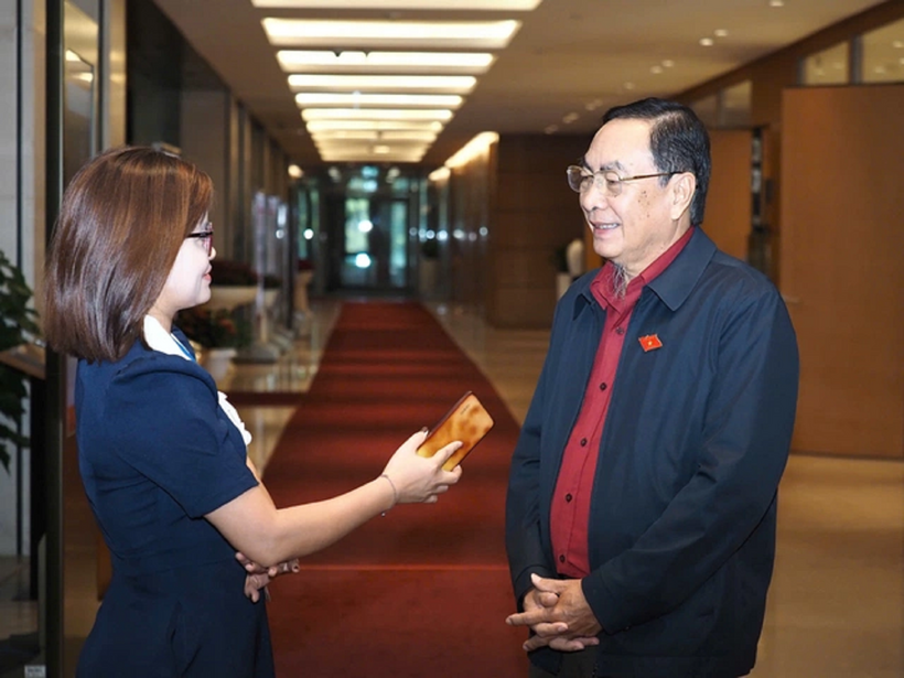 ĐBQH Phạm Văn Hòa trao đổi với PV Đời sống và Pháp luật bên hành lang Quốc hội.