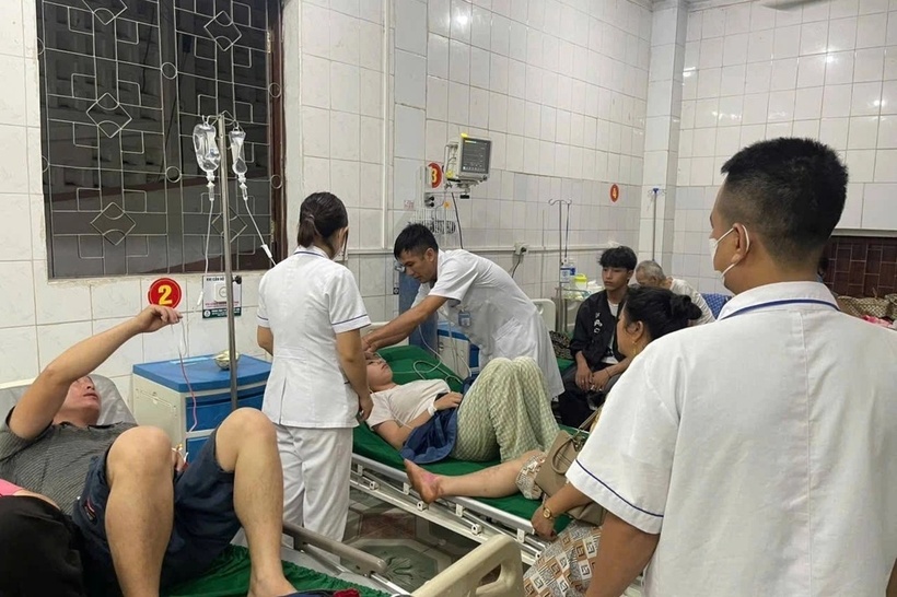 Các bệnh nhân nghi ngộ độc do ăn rau rừng lạ đang được y, bác sĩ Trung tâm Y tế Kỳ Sơn cấp cứu. Ảnh: Dân trí