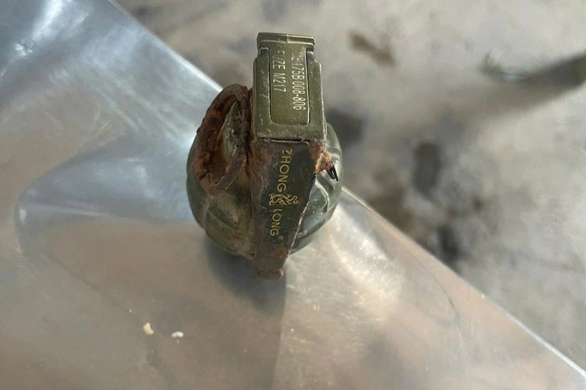 Quả lựu đạn do học sinh lớp 8 giao nộp. Ảnh: Dân trí