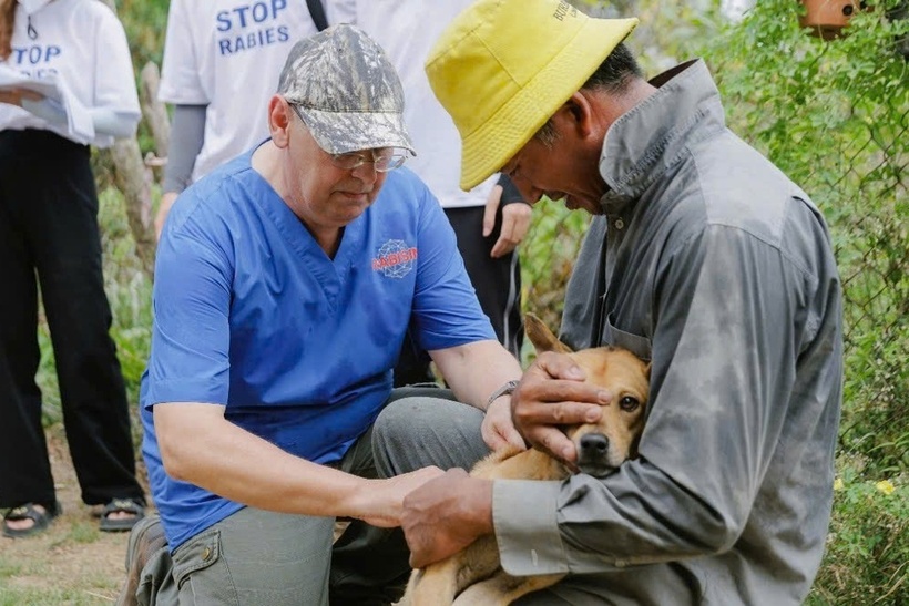 Người dân đưa chó đi tiêm phòng dại ở Tây Ninh. Ảnh: Dân trí
