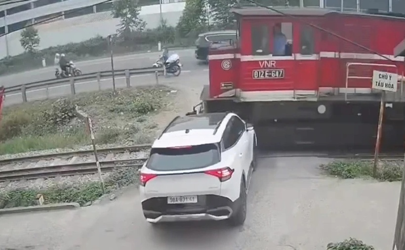 Hình ảnh vụ tai nạn tại Km58+200m tuyến đường sắt Hà Nội - Đồng Đăng (thuộc thôn Tân Thành, xã Lạng Giang, tỉnh Bắc Ninh) vào sáng 26/3. (Ảnh: Pháp luật TP.HCM)