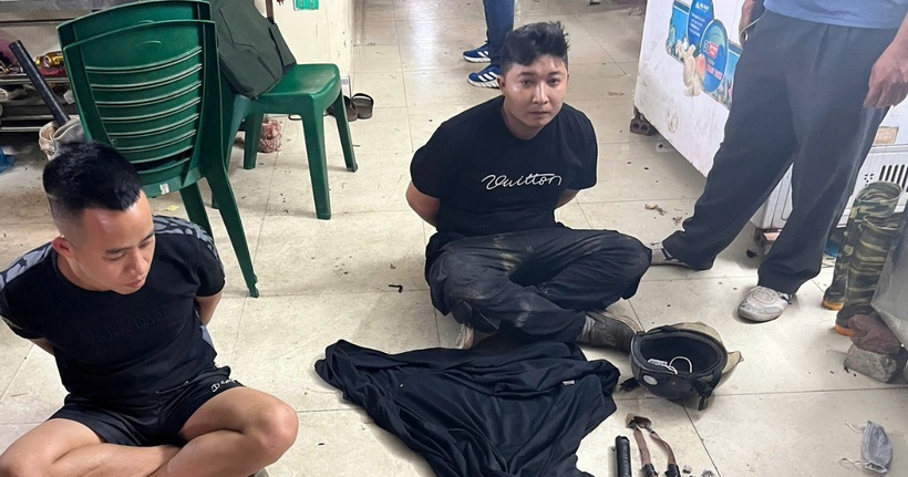 Đối tượng và tang vật. (Ảnh: Công an Hà Nội)