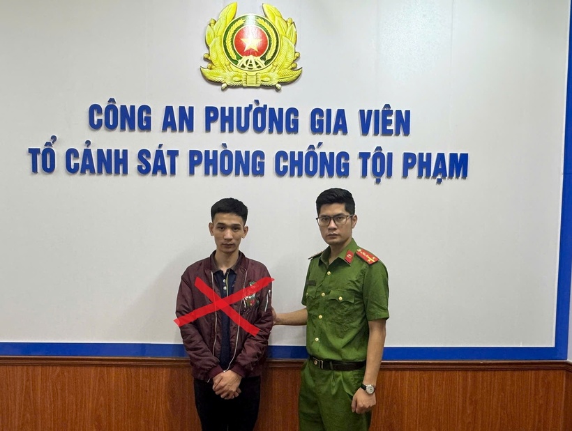 Công an phường Gia Viên bắt giữ đối tượng. (Ảnh: Công an Hải Phòng)