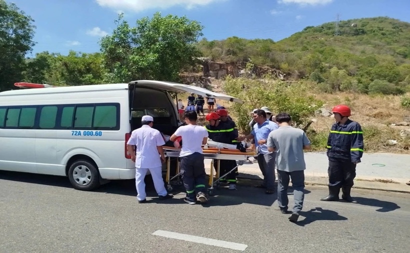 Sau gần hai giờ triển khai cứu nạn, lực lượng chức năng đã đưa nữ du khách xuống chân núi an toàn, bàn giao cho y tế tiếp tục điều trị. (Ảnh: PC07)