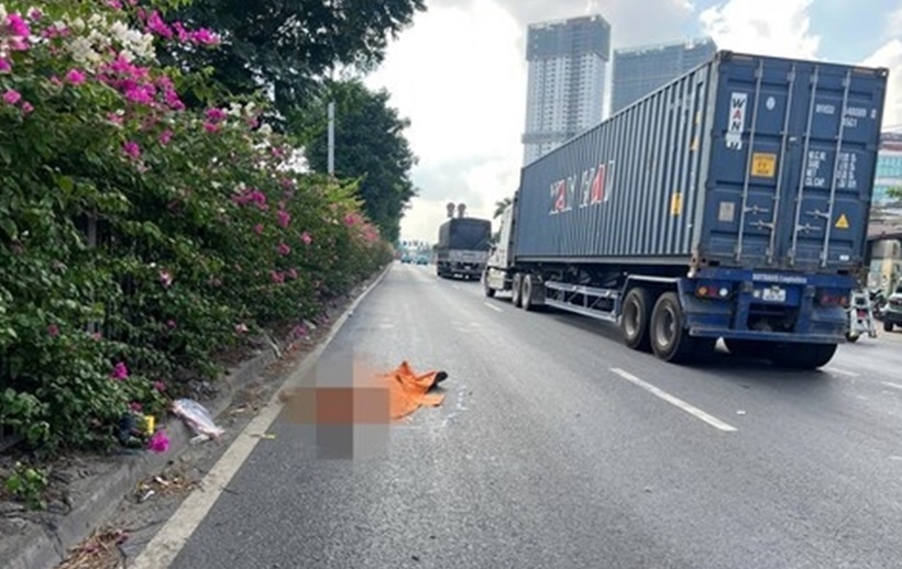 Người đàn ông tử vong trong làn ô tô. (Ảnh: Công an TP.HCM)