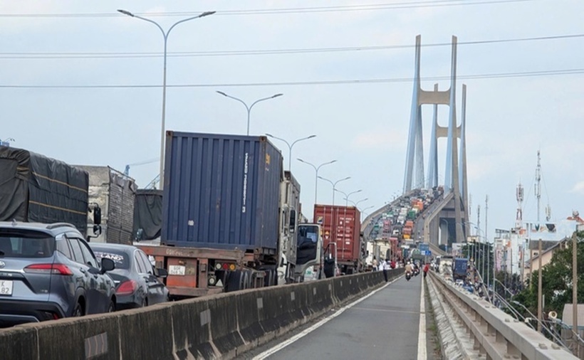 Thi thể bé trai sơ sinh dưới chân cầu Phú Mỹ, TP.HCM