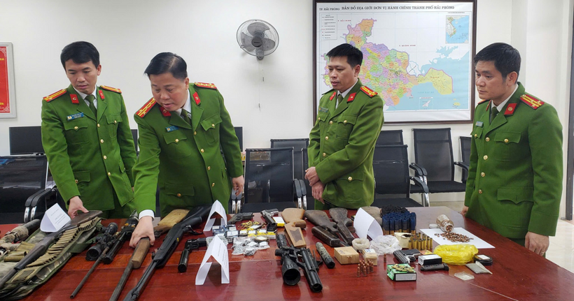 Đại tá Bùi Trung Thành, Phó Giám đốc, Thủ trưởng Cơ quan CSĐT Công an thành phố Hải Phòng chỉ đạo Phòng Cảnh sát Hình sự xác lập, đấu tranh chuyên án.