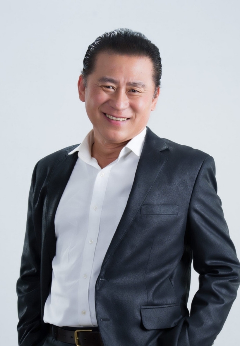 Từ thuở thơ ấu, NSND Tạ Minh Tâm (SN 1960, tại An Giang) đã luôn chăm chỉ và học giỏi, với ước mơ trở thành phi công trong tương lai. Thế nhưng, nhân duyên lại đưa ông chạm ngõ âm nhạc.