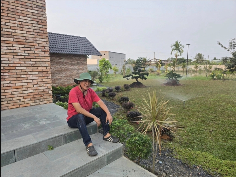 NSND Tạ Minh Tâm chia sẻ rằng đã mua khu đất giáp ranh TP.HCM nhiều năm trước nhưng chỉ dùng như nông trại. Năm 2024, vợ chồng ông cải tạo và xây nhà nghỉ dưỡng cho gia đình.