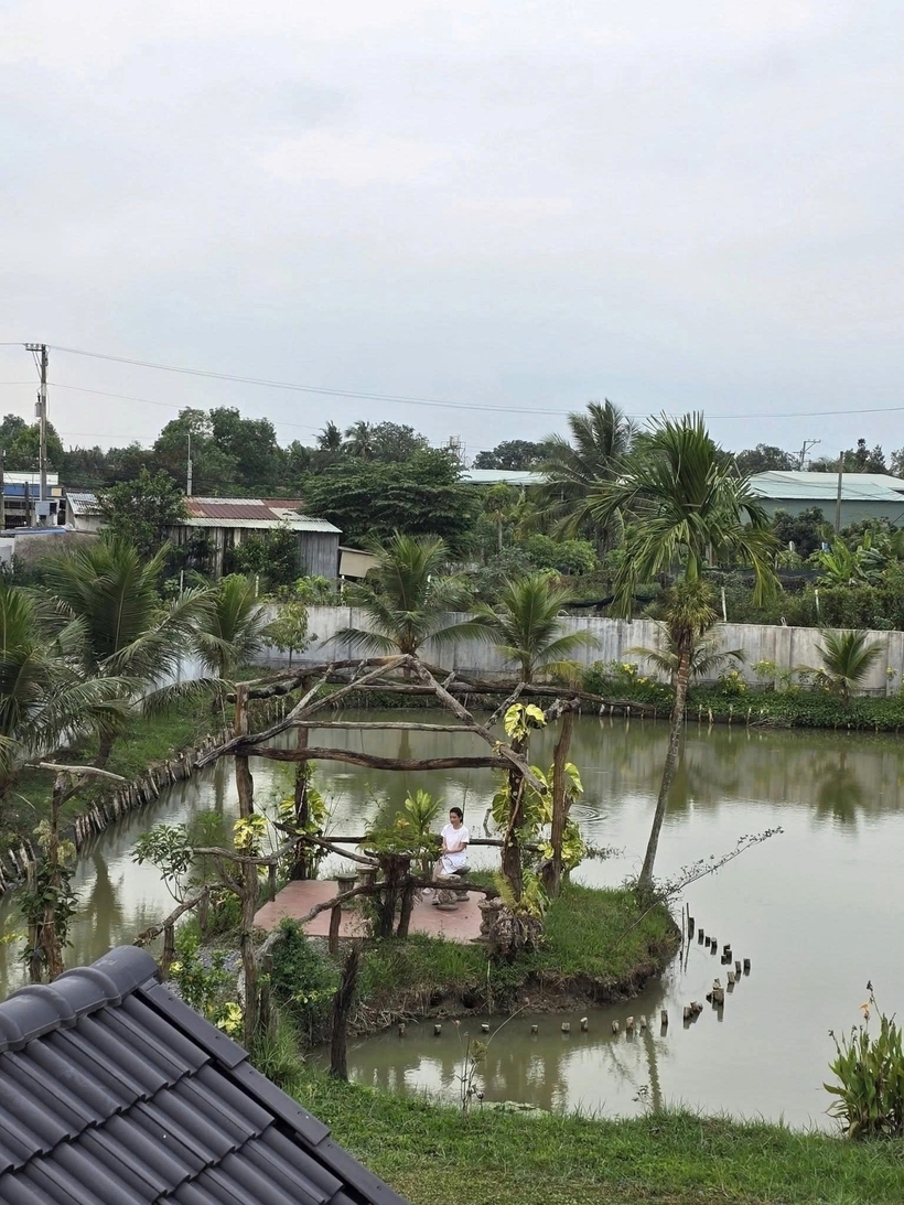 Ông thích nhất là khu hồ hơn 1.000 m2 phía trước nhà. Theo nam nghệ sĩ, nhiều loại cá tự nhiên từ sông đã bơi vào sinh sống tại đây, tạo nên hệ sinh thái tự nhiên khá thú vị. Ông đã lên ý tưởng dựng chòi nghỉ với vật dụng từ thiên nhiên để hóng mát, câu cá.