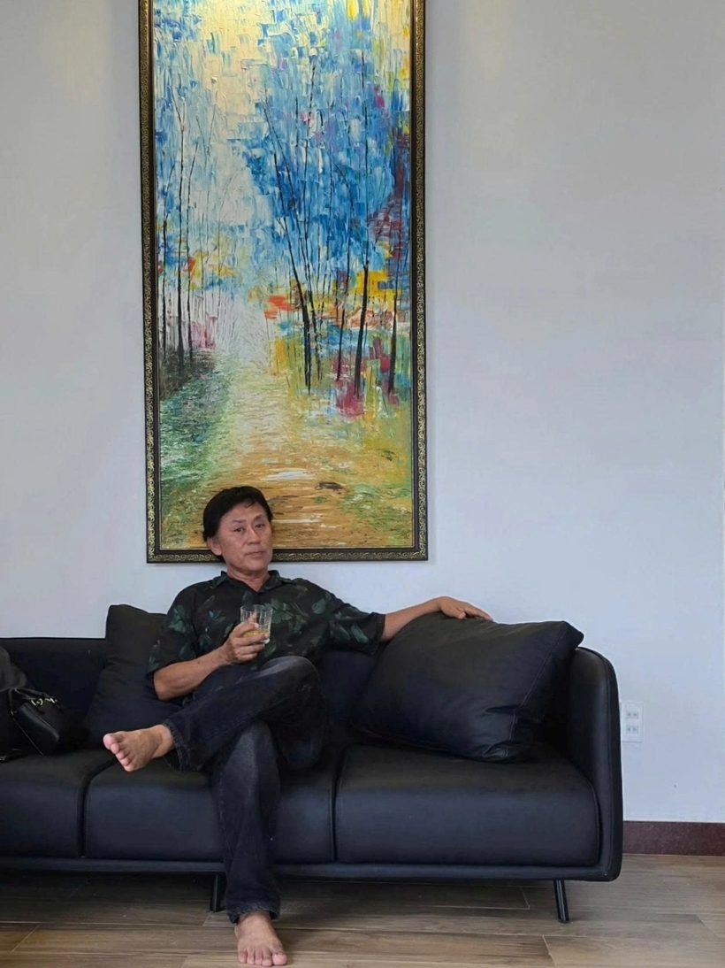 Nam nghệ sĩ hiện sống cùng gia đình tại trung tâm TP.HCM, thuê người trông nom nhà vườn. Khoảng vài tuần hoặc 1-2 tháng/lần, ông lại về ngôi nhà vườn để vừa tận hưởng thiên nhiên vừa mang thêm cây cối, đồ trang trí để tô điểm cho nơi này.