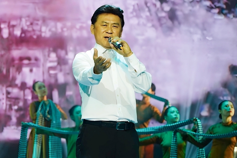 Trên sân khấu, nam nghệ sĩ luôn xuất hiện với phong thái lịch lãm, trang phục chỉn chu - thường là bộ vest hay áo dài truyền thống, thể hiện sự tôn trọng khán giả và nghệ thuật. Ông đã ghi dấu ấn suốt nhiều thập kỷ với những ca khúc hào hùng về Tổ quốc và được nhiều khán giả ưu ái coi là "ông hoàng nhạc đỏ" của miền Nam.