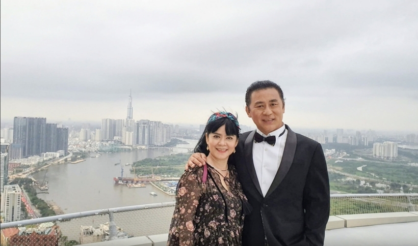 Không chỉ thành công trong sự nghiệp nghệ thuật, NSND Tạ Minh Tâm còn khiến nhiều người ngưỡng mộ bởi cuộc sống gia đình viên mãn bên người vợ là diễn viên kịch, cùng cơ ngơi đáng mơ ước.