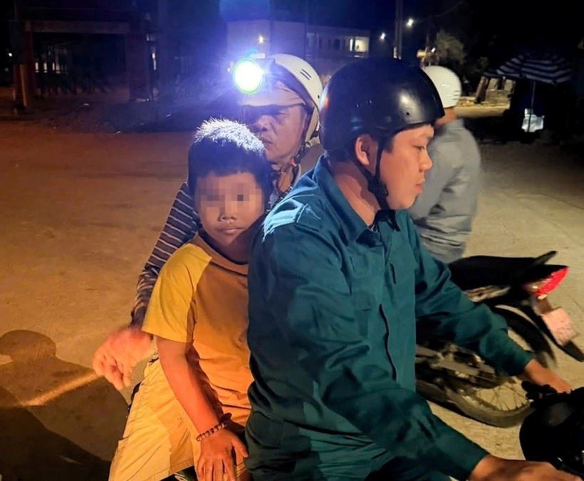 Cháu T.N.Q. (9 tuổi) tại thời điểm được Ban Chỉ huy quân sự xã đảo Nhơn Châu phát hiện, đưa về nhà. (Ảnh: Tuổi trẻ)