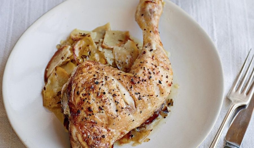 Thịt gà là loại thực phẩm rất giàu protein nên sẽ khiến lượng oxalate trong nước tiểu tăng lên và hình thành các loại sỏi.