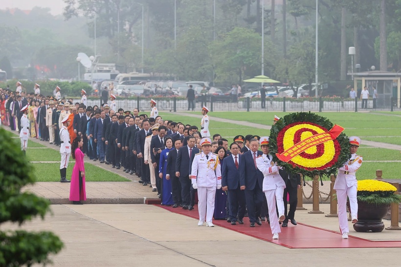 Tổng Bí thư Tô Lâm dẫn đầu Đoàn Đại biểu Quốc hội khóa XVI đến đặt vòng hoa và vào Lăng viếng Chủ tịch Hồ Chí Minh. (Ảnh: Media Quốc hội).