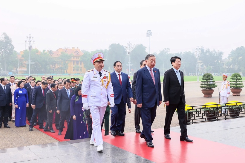 Tổng Bí thư Tô Lâm dẫn đầu Đoàn Đại biểu Quốc hội khóa XVI vào Lăng viếng Chủ tịch Hồ Chí Minh (Ảnh: Media Quốc hội).